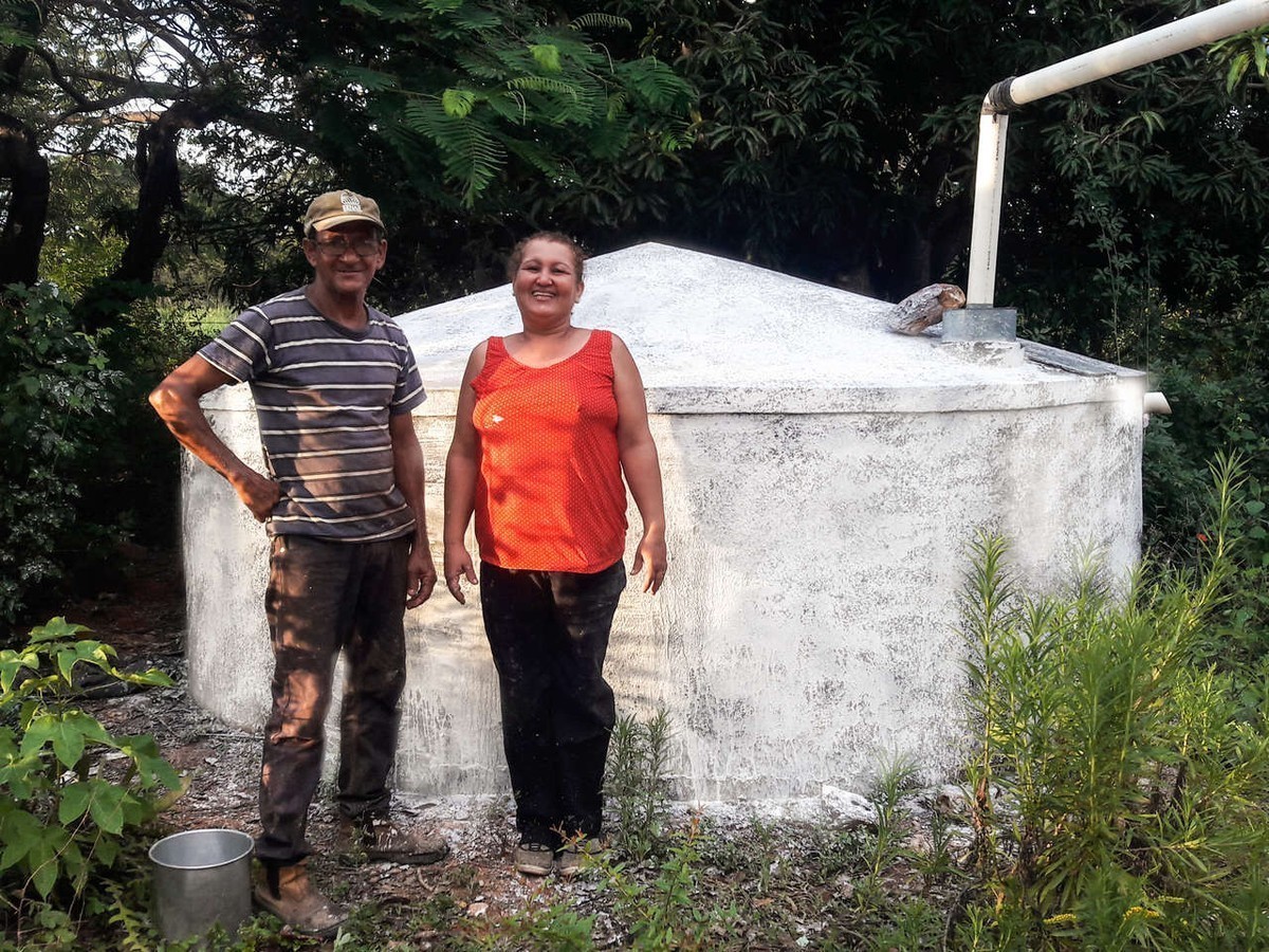 O casal de agricultores, Senhor Milton e Dona Mônica foram beneficiados em 2009 pelo Programa Programa Um Milhão de Cisternas (P1MC) e desde então vem mantendo a caixa em bom funcionamento